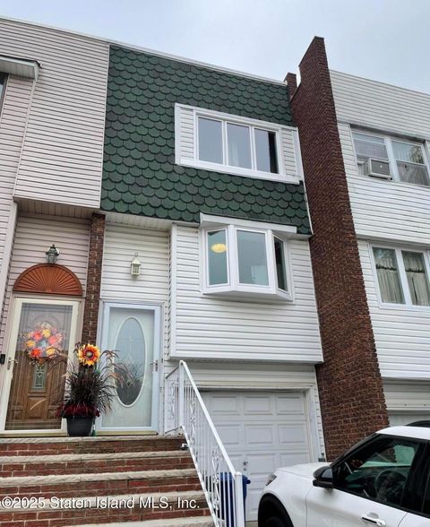 Photo of 6 Dogwood Drive, Staten Island, NY 10312 (MLS # 2505991)