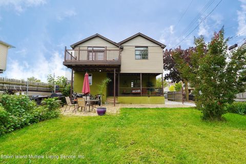 Photo of 121 Cedar Grove Avenue, Staten Island, NY 10306 (MLS # 1164648)