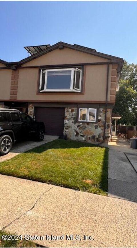 Photo of 41 Goller Place, Staten Island, NY 10314 (MLS # 2405204)