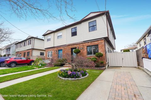 Photo of 708 Drumgoole Road W, Staten Island, NY 10312 (MLS # 2401989)