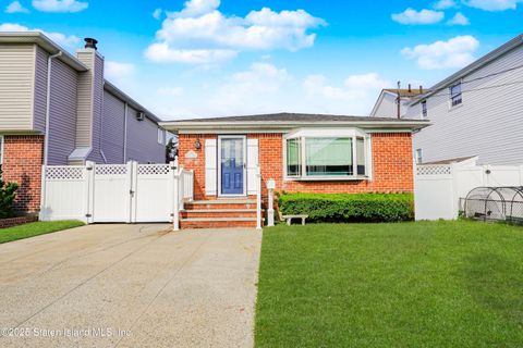 Photo of 229 Mallory Avenue, Staten Island, NY 10305 (MLS # 2502852)