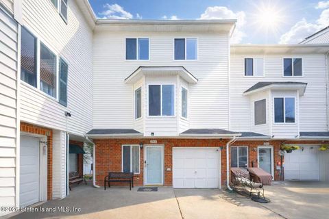 Photo of 246 Jamie Lane, Staten Island, NY 10312 (MLS # 2601738)