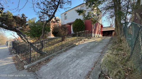 Photo of 242 Vanderbilt Avenue, Staten Island, NY 10304 (MLS # 2600517)
