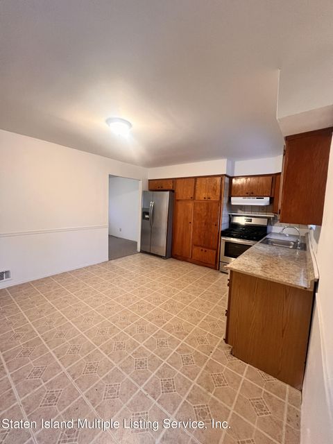 Photo of 431 Mountainview Avenue #1fl, Staten Island, NY 10314 (MLS # 1164710)