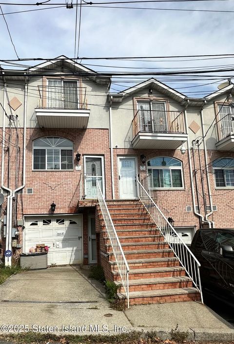 Photo of 21 Maxie Court, Staten Island, NY 10304 (MLS # 2500595)