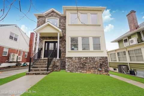 Photo of 690 Oakland Avenue, Staten Island, NY 10310 (MLS # 2406486)