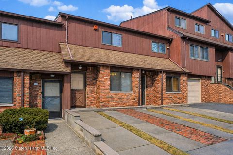 Photo of 31 Stonegate Drive, Staten Island, NY 10304 (MLS # 2600921)