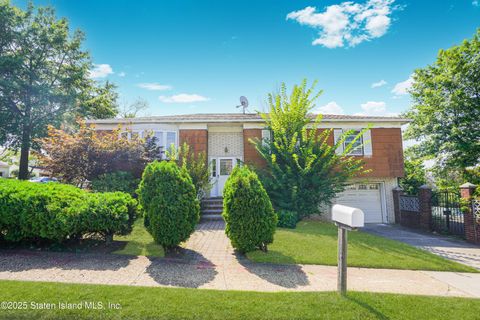 Photo of 306 Todt Hill Road, Staten Island, NY 10314 (MLS # 2504317)