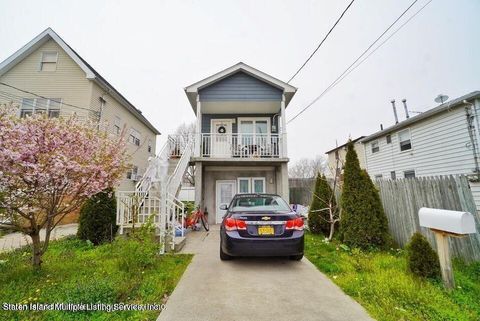 Photo of 111 Hett Avenue, Staten Island, NY 10306 (MLS # 1159441)
