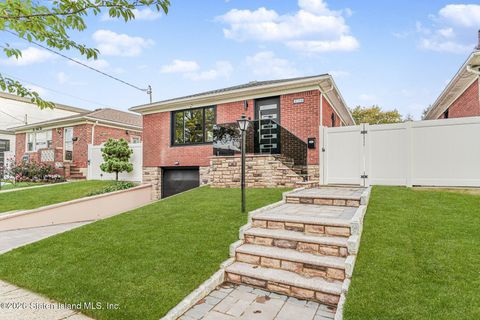 Photo of 236 Amber Street, Staten Island, NY 10306 (MLS # 2600356)