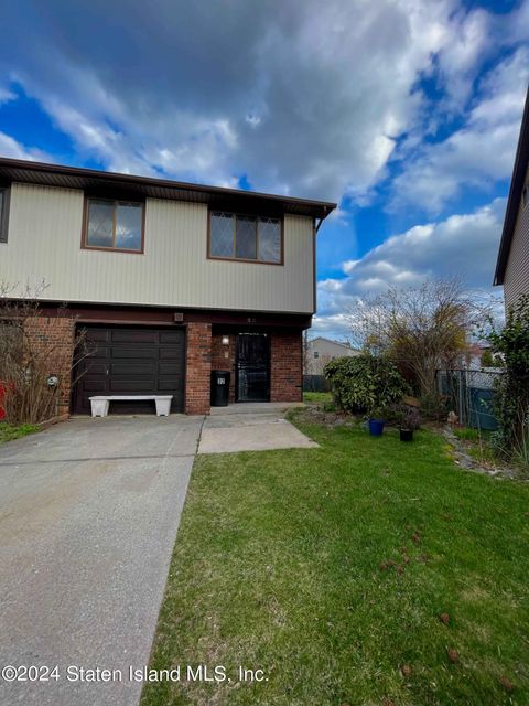 Photo of 32 Rolling Hill Green, Staten Island, NY 10312 (MLS # 2403330)