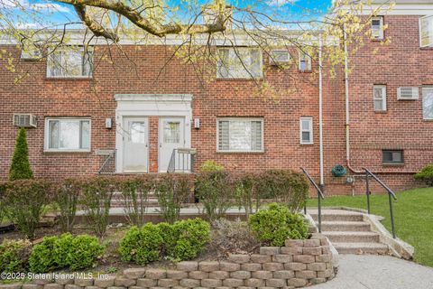 Photo of 10 Seth Court #B, Staten Island, NY 10301 (MLS # 2502189)