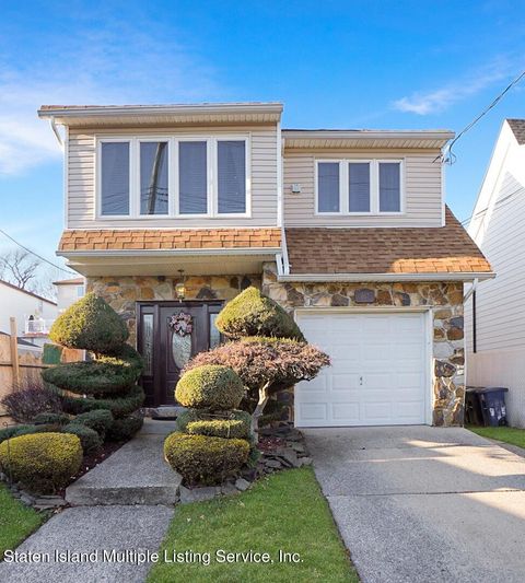 Photo of 867 Sinclair Avenue, Staten Island, NY 10309 (MLS # 1162539)