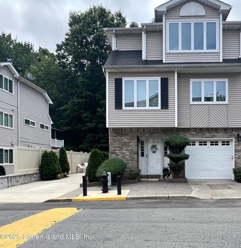 Photo of 100 Robin Court, Staten Island, NY 10309 (MLS # 2503899)
