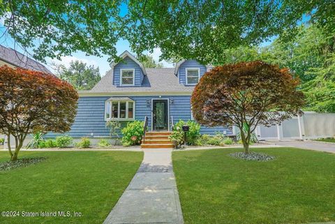 Photo of 418 Richard Avenue, Staten Island, NY 10309 (MLS # 2404085)