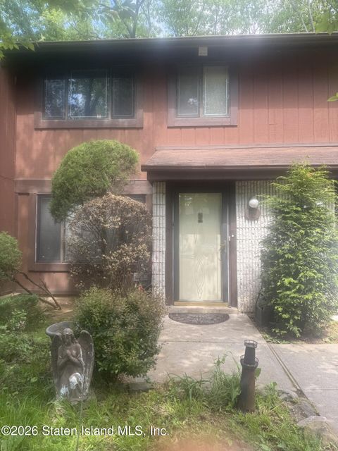 Photo of 76 Belmar Drive W, Staten Island, NY 10314 (MLS # 2602605)