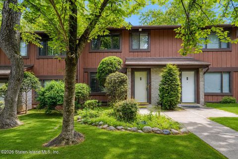 Photo of 76 Belmar Drive W, Staten Island, NY 10314 (MLS # 2602605)