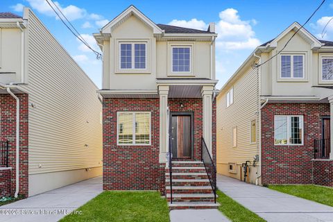 Photo of 138 Union Avenue, Staten Island, NY 10303 (MLS # 2600026)