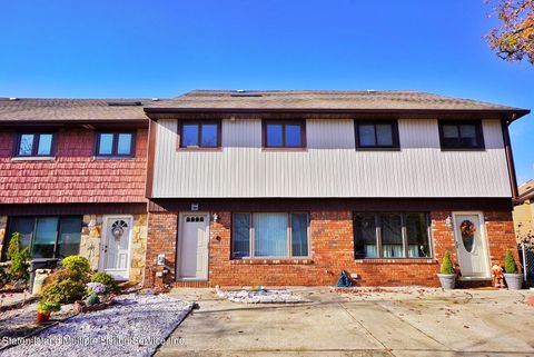 Photo of 53 Rolling Hill Green, Staten Island, NY 10312 (MLS # 1161471)