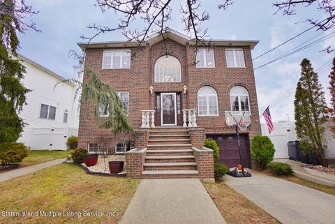 Photo of 223 Bedell Avenue, Staten Island, NY 10307 (MLS # 1160275)