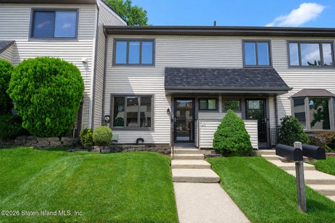Photo of 30 Hemlock Court, Staten Island, NY 10309 (MLS # 2605015)