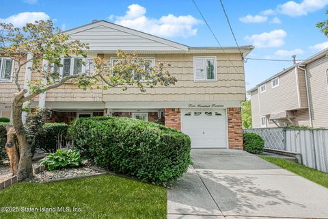 Photo of 414 Elverton Avenue, Staten Island, NY 10308 (MLS # 2505591)