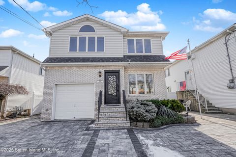 Photo of 246 Mcbaine Avenue, Staten Island, NY 10309 (MLS # 2500262)