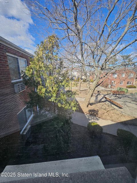 Photo of 27 Gadsen Place #2h, Staten Island, NY 10314 (MLS # 2501377)