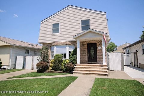 Photo of 961 Stafford Avenue, Staten Island, NY 10309 (MLS # 1163146)