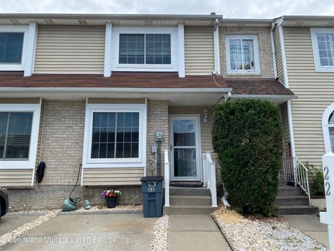 Photo of 22 Heather Court, Staten Island, NY 10303 (MLS # 1162922)