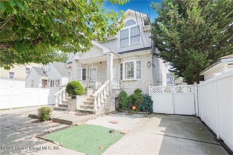 Photo of 38 Disosway Place, Staten Island, NY 10310 (MLS # 2404486)