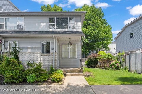 Photo of 126 Lorraine Loop, Staten Island, NY 10309 (MLS # 2503677)