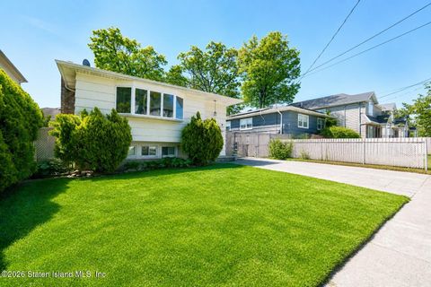 Photo of 268 Bradford Avenue, Staten Island, NY 10309 (MLS # 2602503)