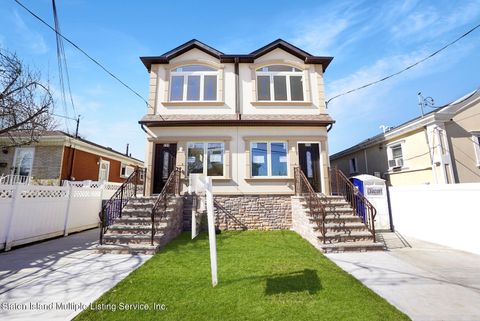 Photo of 232 Mallory Avenue, Staten Island, NY 10305 (MLS # 1160077)