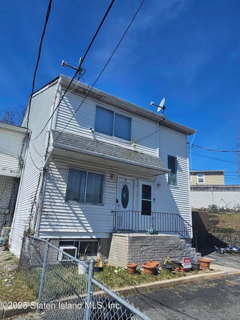 Photo of 450 Drumgoole Road W, Staten Island, NY 10312 (MLS # 2501547)