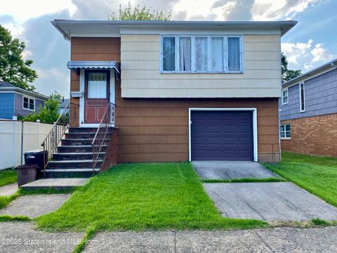 Photo of 32 Muller Avenue, Staten Island, NY 10314 (MLS # 2504156)