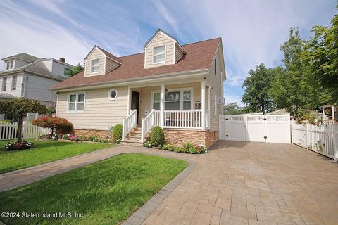 Photo of 353 Craig Avenue, Staten Island, NY 10307 (MLS # 2403876)