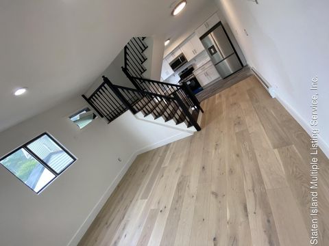 Photo of 28 Davis Ct Ct, Staten Island, NY 10310 (MLS # 1162926)