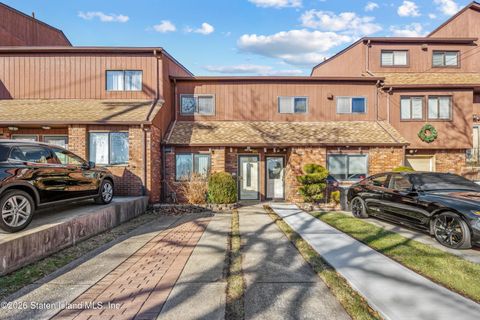 Photo of 911 W Fingerboard Road, Staten Island, NY 10304 (MLS # 2600011)