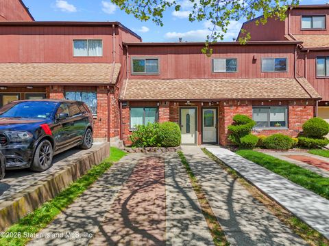 Photo of 911 W Fingerboard Road, Staten Island, NY 10304 (MLS # 2600011)