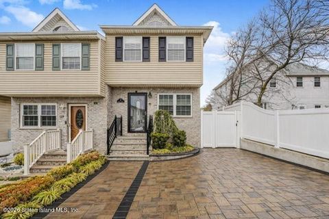 Photo of 47 Garden Street, Staten Island, NY 10314 (MLS # 2601300)