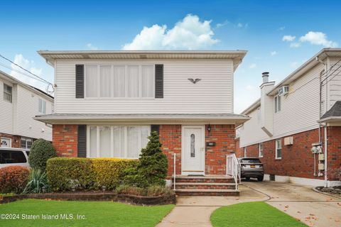 Photo of 589 Clawson Street, Staten Island, NY 10306 (MLS # 2406809)
