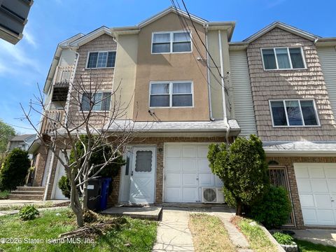 Photo of 4 Cliff Court, Staten Island, NY 10305 (MLS # 2602121)