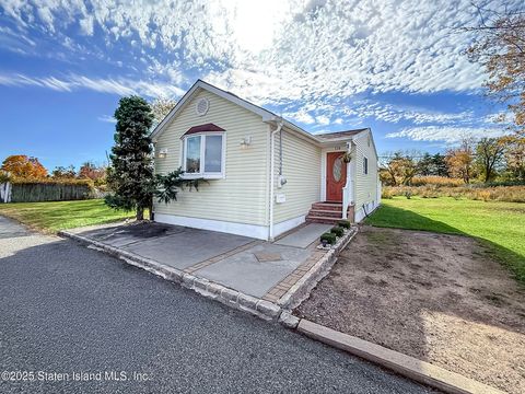 Photo of 138 Foxbeach Avenue, Staten Island, NY 10306 (MLS # 2506540)