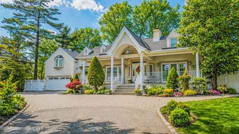 Photo of 26 Highpoint Road, Staten Island, NY 10304 (MLS # 2602285)