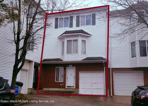 Photo of 107 Jamie Lane, Staten Island, NY 10312 (MLS # 1160250)