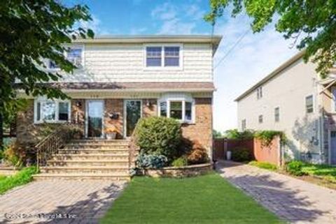 Photo of 121 Aviston Street, Staten Island, NY 10306 (MLS # 2404084)
