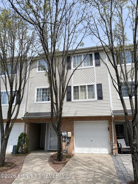 Multifamily For Sale - 28 White Oak Lane<br/> Staten Island, NY 10309