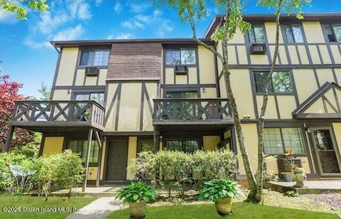 Photo of 49 Devon Loop, Staten Island, NY 10314 (MLS # 2502589)