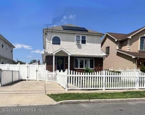 Photo of 109 Laconia Avenue, Staten Island, NY 10305 (MLS # 2500058)
